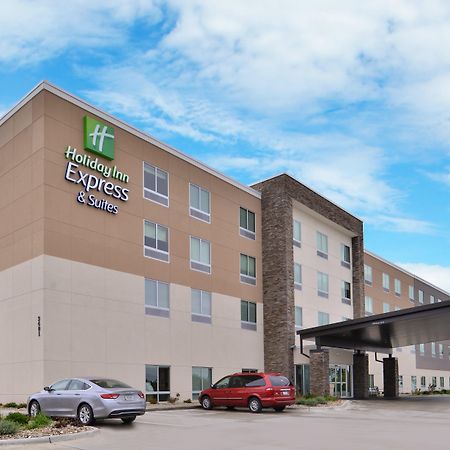 Holiday Inn Express & Suites - Marshalltown By Ihg Exterior photo